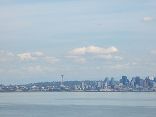 Fototapeta na wymiar seattle skyline in summer months with cloud cover