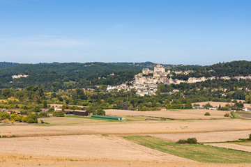 Fototapeta na wymiar The medieval village of Beynac-et-Cazenac rises above the Dordogne countryside