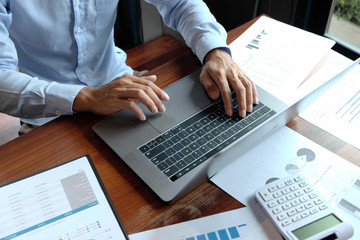 Obraz premium Businessmen, financial accountants, planners, work, planning, ideas in the office, using the tools and calculators to work