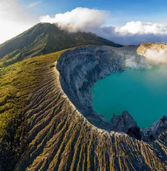 Luftaufnahme des wunderschönen Ijen-Vulkans mit saurem See und Schwefelgas aus dem Krater, Indonesien © stryjek