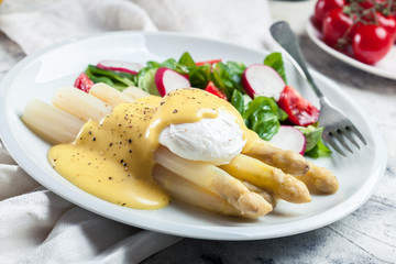 White asparagus with poached egg