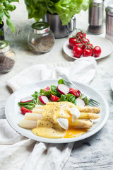 White asparagus with poached egg