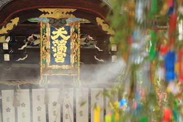 京都、北野天満宮の三光門と七夕祭りの短冊