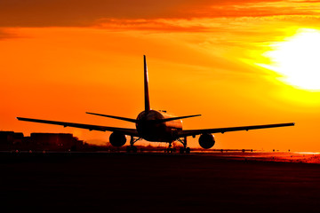 Fototapeta na wymiar 最高に美しい夕焼けの輝きを照らす飛行機　Good luck　 An airplane that shines the glow of the most beautiful sunset　The most beautiful Glows the luck of the sunset Flying happiness Aircraft image carrying good luck　