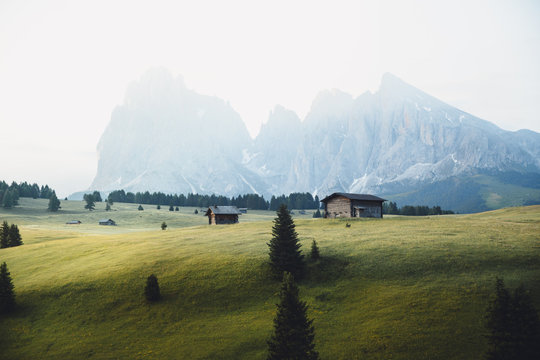 Italienisch Alm im Morgenlicht mit Bergkette im Hintergrund