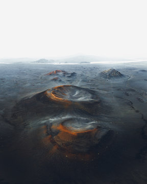 Isl&auml;ndische Vulkankrater aus der Luft mit schwarzer und roter Erde