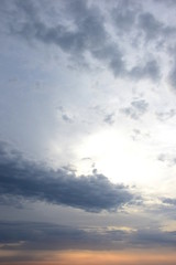 Naklejka na ściany i meble Wolkenstimmung am frühen Morgen über dem Meer