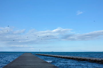 海の上の堤防と空