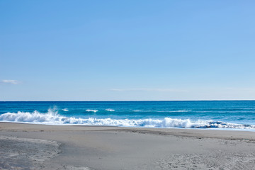 冬の透き通った海と青空