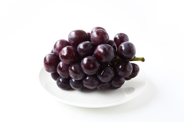 お皿にのせた 一房のぶどう 葡萄 デザート 白背景