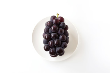 お皿にのせた 一房のぶどう 葡萄 デザート 白背景
