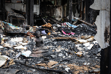 Items in the old wooden house in the slums caused a fire in the ruins.