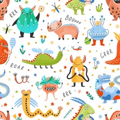 Naadloze patroon met grappige fantastische monsters, sprookjesachtige wezens, fantastische beesten op witte achtergrond. Platte cartoon kinderachtig vectorillustratie voor inpakpapier, textiel print, behang.