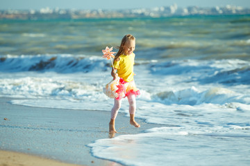 Fototapeta na wymiar Little girl at the sea.