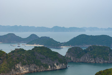 Vue rapprochée sur la Baie d'Ha Long et de Lan Ha