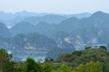 Vue rapprochée sur la Baie d'Ha Long et de Lan Ha avec des bateaux maisons qui composent le village flottant