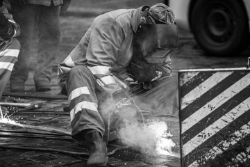 soldador soldando las vias del tren