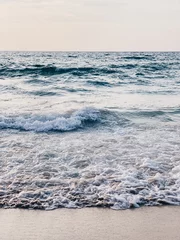 Foto op Plexiglas Lichtgrijs Uitzicht op het prachtige tropische strand met wit zand, blauwe zee met golven en heldere hemel op Phuket, Thailand. Minimale compositie met neutrale kleuren. Zomer en reizen concept.