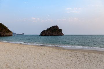 Vue sur la plage de Cat Ba à proximité de la baie d'Ha Long