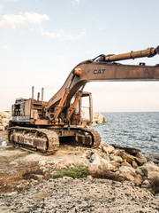 Fototapeta na wymiar excavator by the sea