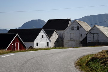 Fototapeta na wymiar Vecchie case in legno sull'isola di Runde Norvegia