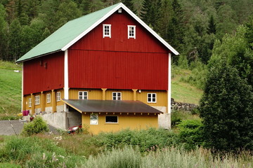 Casa in legno colorata