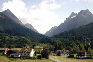 Villaggio norvegese in montagna