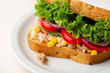 Wholegrain sandwich with tuna and vegetables
