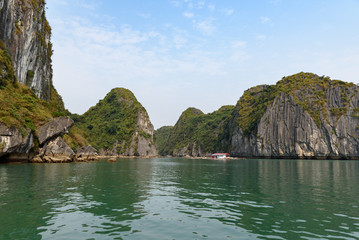 Fototapeta na wymiar Vue rapprochées de la baie d'Ha Long et de la baie de Lan Ha