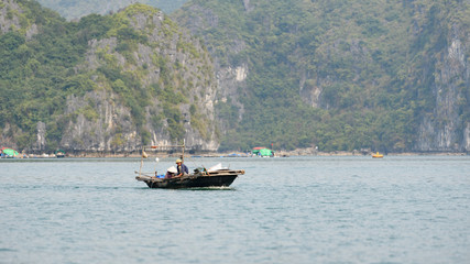 Fototapeta na wymiar Vue rapprochée sur la Baie d'Ha Long et de Lan Ha avec des bateaux qui naviguent