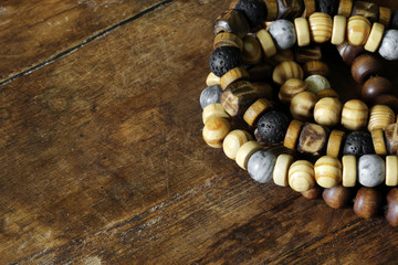 Fototapeta na wymiar Closeup di bracciali su tavolo in legno scuro. Texture e sfondo di legno