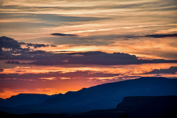 Obraz premium SUNSET WITH MOUNTAINS AND CLOUDS