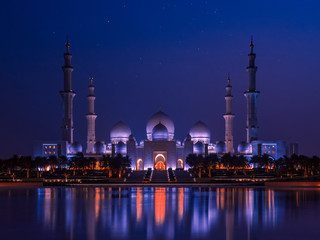 Fototapeta na wymiar Grand Mosque in Abu Dhabi, United Arab Emirates