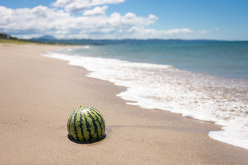 砂浜とスイカ