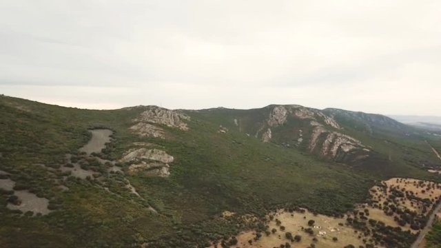 Drone vuelo llanura suelo rocoso