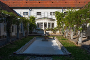Hof mit Brunnen im Sprudelhof von Bad Nauheim/Deutschland