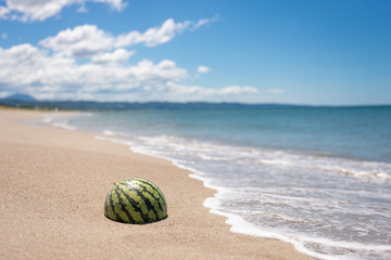 Obraz premium 砂浜とスイカ