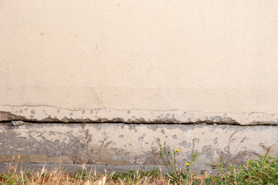 Fissure, crevasse dans le mur&nbsp;en b&eacute;ton, texture et arri&egrave;re-plan