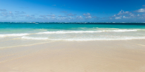 Obraz premium The texture of the sea wave on the sand