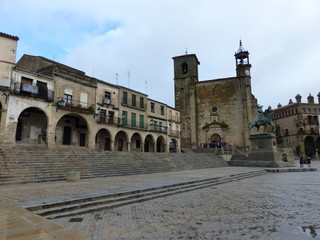 Fototapeta premium Iglesia y plaza de Trujillo