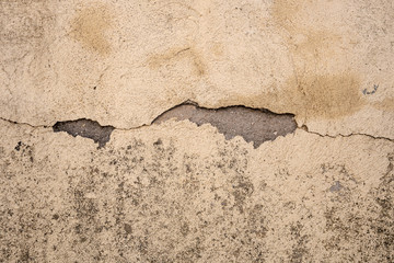 Fissure, crevasse dans un mur en béton, arrière-plan et texture