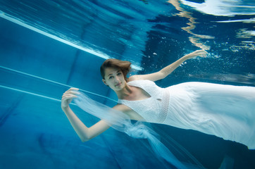 Unterwassernyphe im weissen Traumkleid