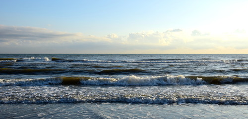 Das Meer mit Wellen am Strand der Adria