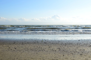 Wellen am Strand nach einer Gewitternacht