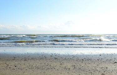 Das Meer mit Wellen am Strand der Adria