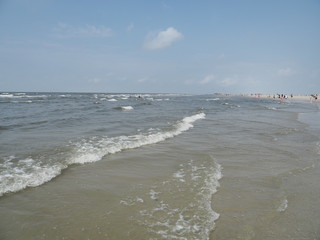 Sankt Peter-Ording - Pfahlbauten, Salzwiesen, Strandkörbe und Strand an der Nordseeküste am Nationalpark Wattenmeer