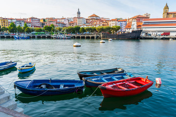 Barcas en el puerto pesquero de un pequeño pueblo 