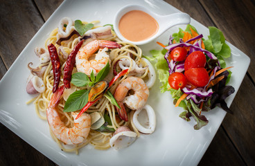 Sea spaghetti in a white dish