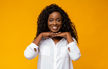 Young afro woman leaning chin on her hands