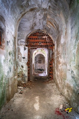 Dunkler Tunnel in einem Lost Place